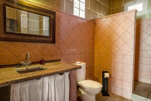 Shower, towels - Secluded Casita in Sunny Southeast with Private Pool, Terrace and Barb (Candelaria)