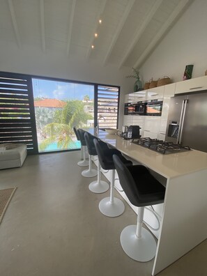 Een koelkast, een magnetron, een oven, een kookplaat