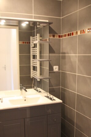 Een douche, een haardroger, handdoeken