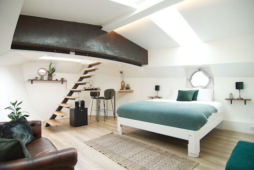 Central & Modern Eco-Houseboat 10 min walk to center