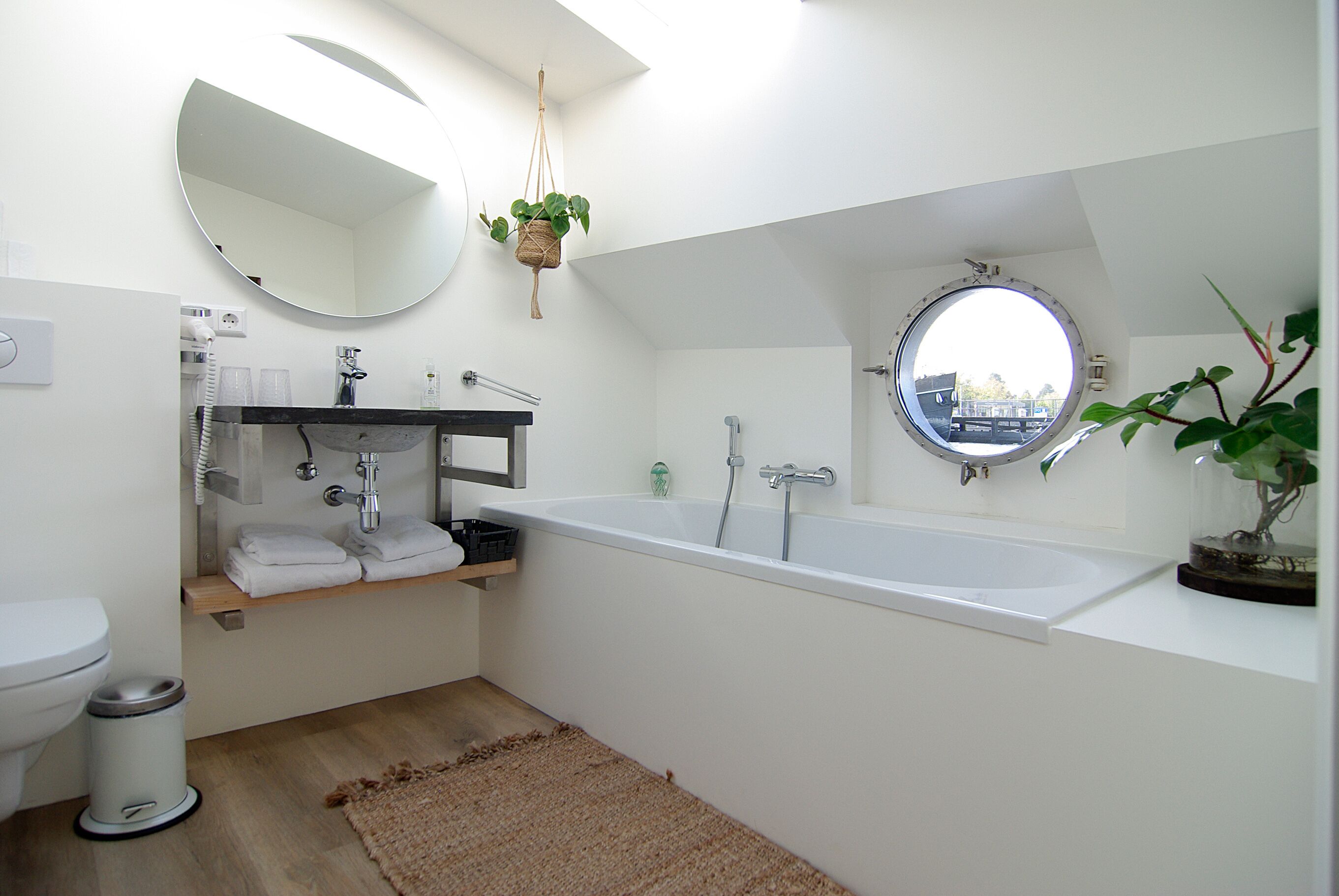 Badewanne, Haartrockner, Handtücher, Seife