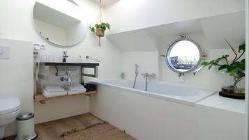 Badewanne, Haartrockner, Handtücher, Seife