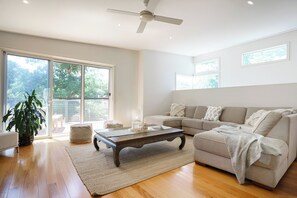 Smart-TV, Videospiele, Netflix, Tischfußball