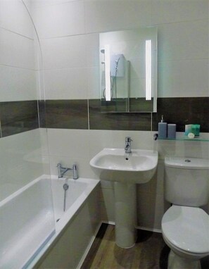 Combined shower/bathtub, hair dryer, towels, toilet paper - Fairfield Sleeps 4 (2 bedrooms) (Grasmere)