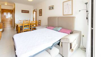 2 slaapkamers, een strijkplank/strijkijzer, gratis wifi, beddengoed