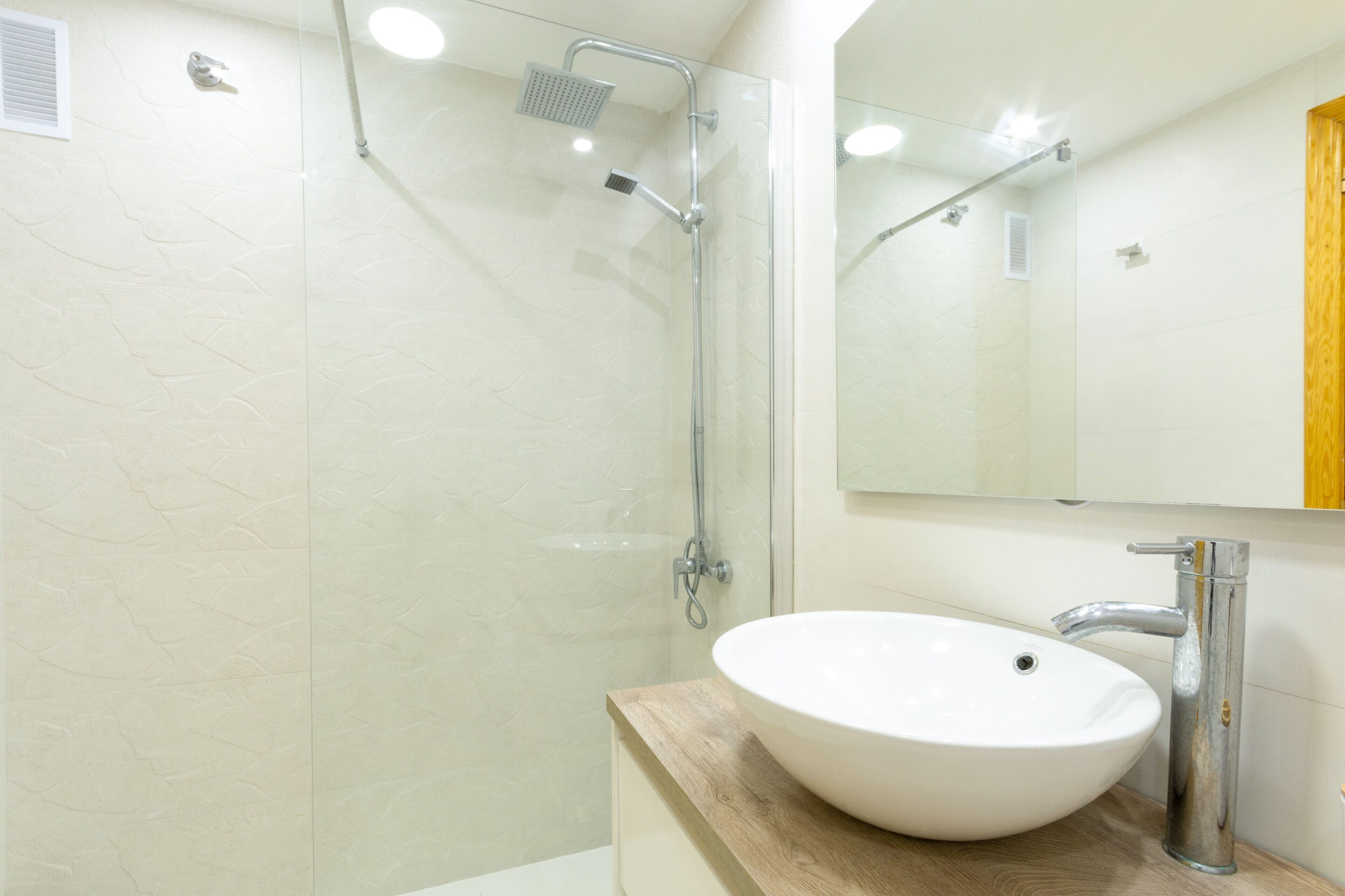 Een douche, een haardroger, een bidet, handdoeken