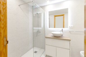 Regadera, secadora de cabello, bidet, toallas 