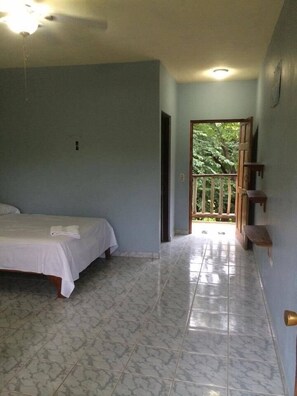 Verdunkelungsvorhänge, kostenloses WLAN, Bettwäsche, Rollstuhlgeeignet