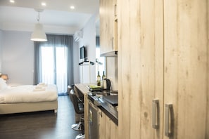 City Studio, 1 King Bed | 1 bedroom, premium bedding, down comforters, desk