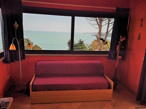 Télévision, livres, chaîne hi-fi