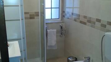 Dusche, Bidet, Handtücher
