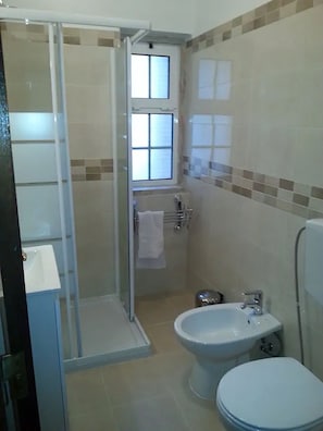 Shower, bidet, towels