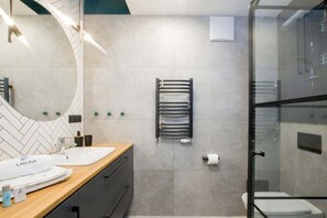 Dusj, hårføner og håndklær