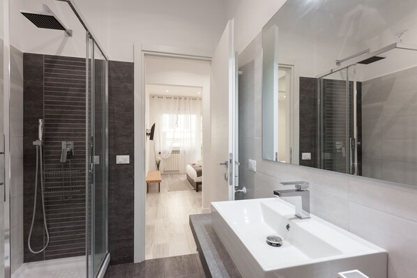 Shower, hair dryer, bathrobes, bidet - The Apartment-Trastevere (Roma)
