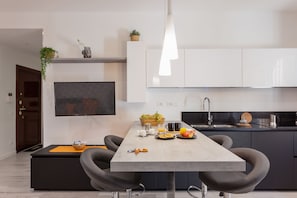 Fridge, oven, stovetop, dishwasher