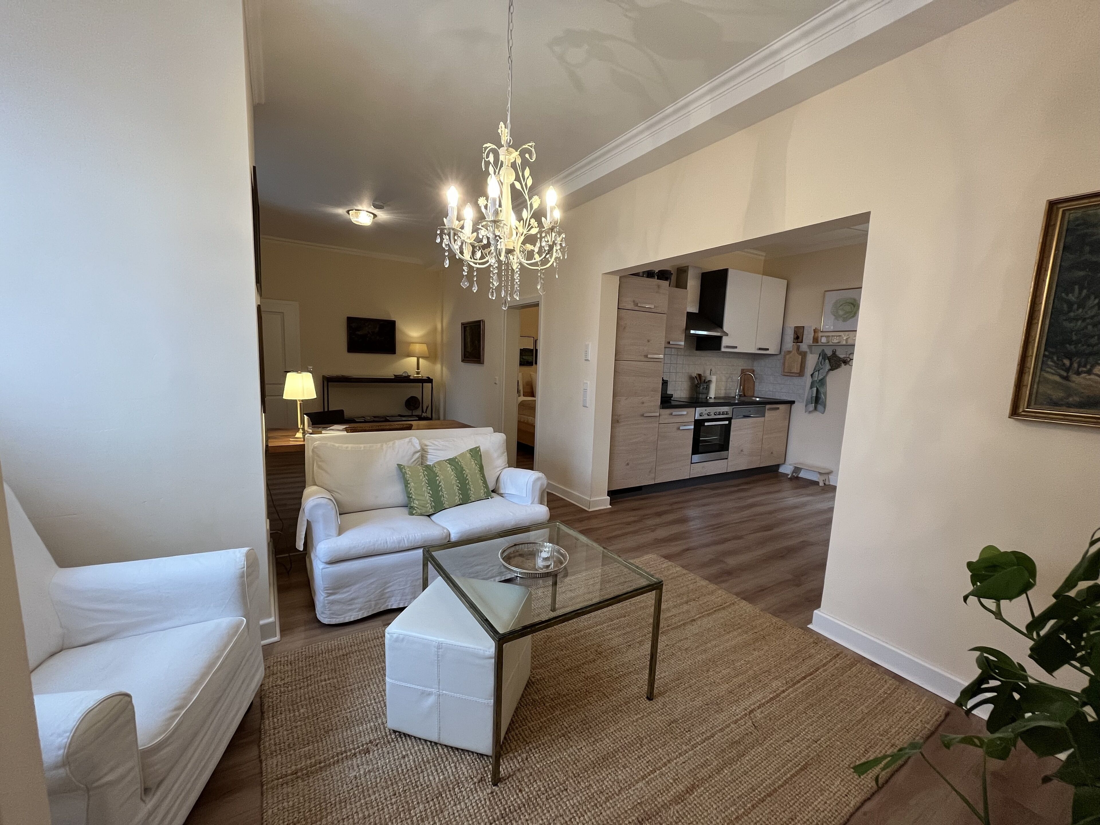 Apartemen Comfort, 1 Tempat Tidur Queen, pemandangan kebun | Area keluarga | Televisi layar datar 30-inci dengan saluran TV satelit dan TV