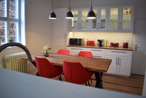 Køleskab/fryser i fuld størrelse, ovn, kogeplade, opvaskemaskine