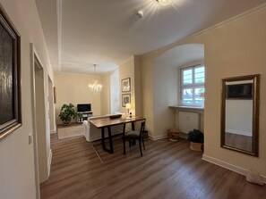 Comfort-Apartment, 1 Queen-Bett, Gartenblick | Wohnbereich | 30-Zoll-Flachbildfernseher mit Satellitenempfang, Fernseher