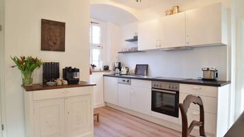 Full-sized fridge, oven, stovetop, dishwasher