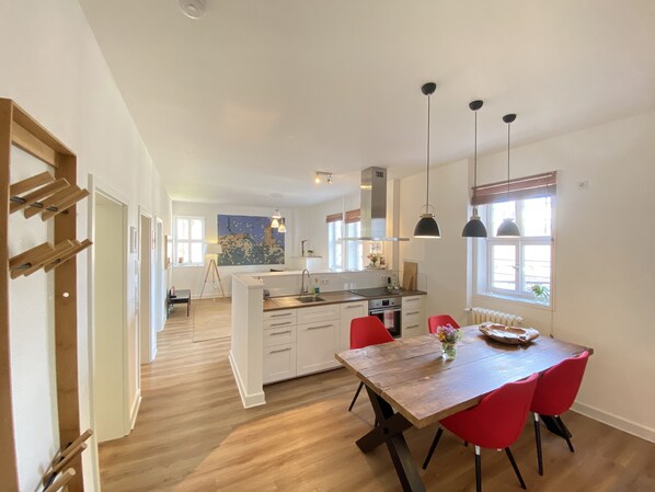 Design-Apartment, Mehrere Betten, Gartenblick | Wohnbereich