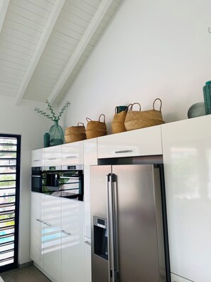 Een koelkast, een magnetron, een oven, een kookplaat