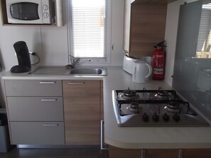 Réfrigérateur, micro-ondes, grille-pain