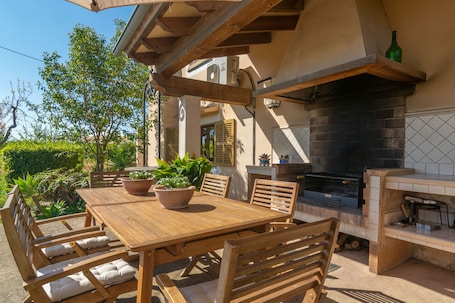 Outdoor dining. CAN PILOS -Country house in Inca. Free WiFi.