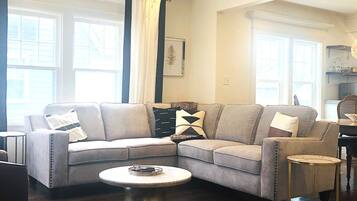 TV connectée, cheminée, Netflix, jouets