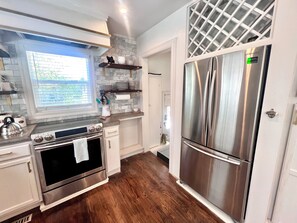 Een koelkast, een microgolfoven, een oven, een kookplaat