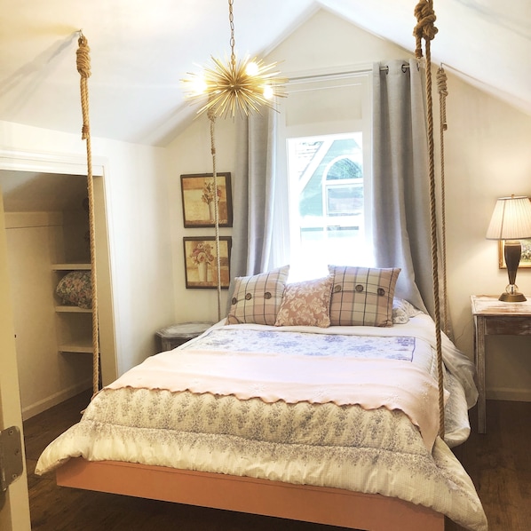4 bedrooms, desk, iron/ironing board, free WiFi