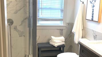 Ensemble douche/baignoire, sèche-cheveux, serviettes fournies, savon