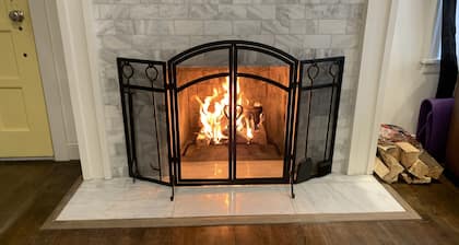 The Ginger Bread House~Central Location~King Beds~Charming