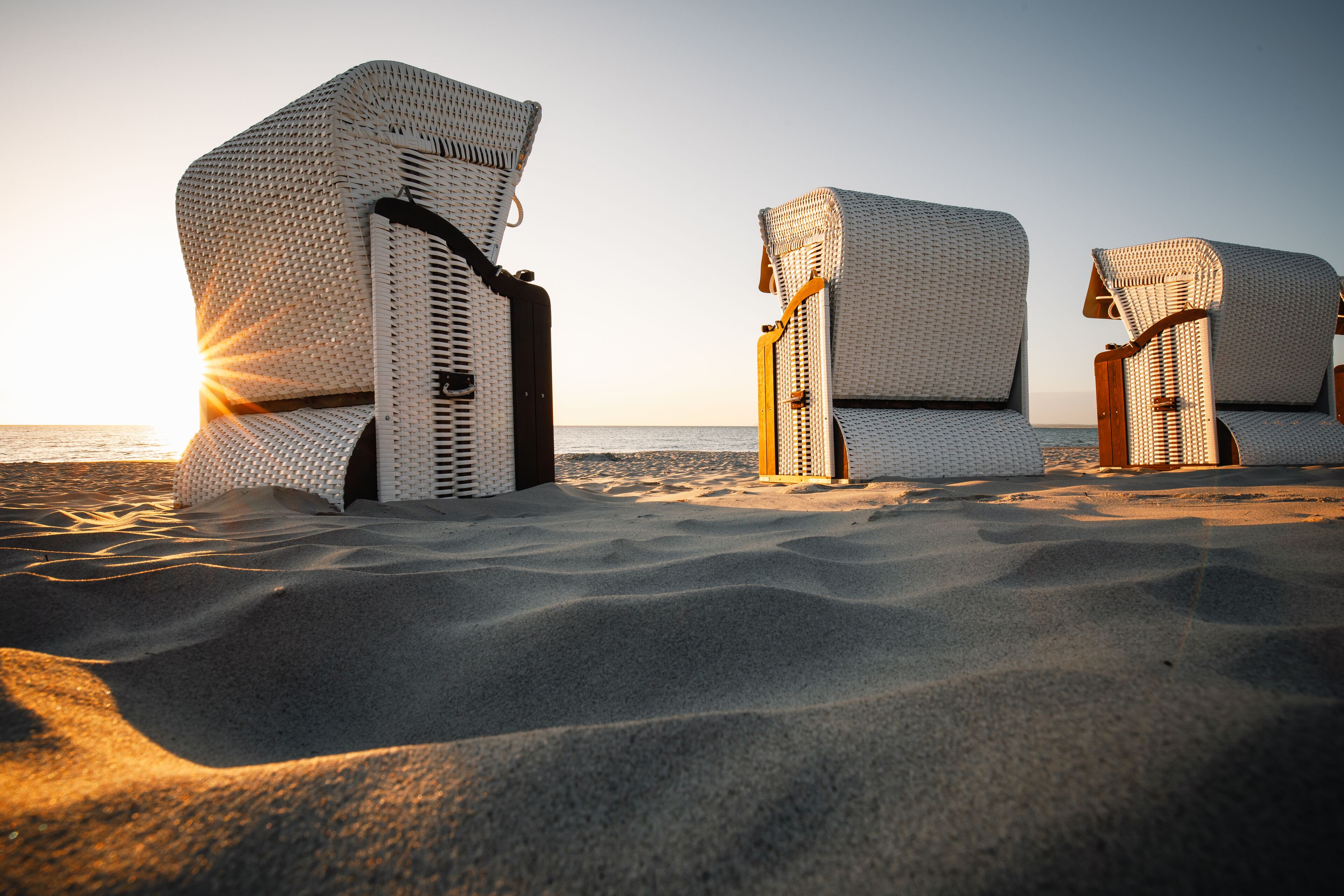 Ranta lähistöllä, aurinkotuoleja