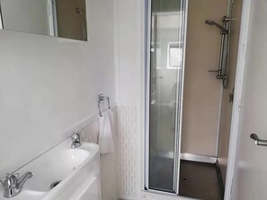 Family House, 2 Bedrooms | Bilik Mandi | Pancuran mandi, kelengkapan dandanan diri percuma, pengering rambut 