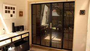 Una cocina moderna con un amplio ventanal corredera que da a un patio.