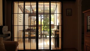 Una habitación con puerta de cristal corredera que da a un patio al aire libre.
