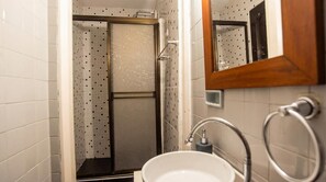 Haartrockner, Handtücher, Seife, Toilettenpapier