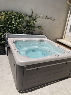 Terrace/patio - Contemporary house with jacuzzi (La Bouilladisse)