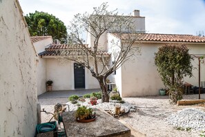 Terrace/patio - Contemporary house with jacuzzi (La Bouilladisse)