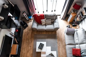 Een televisie, een dvd-speler, boeken en een muziekbibliotheek