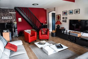 TV, DVD player, books, music library - Contemporary house with jacuzzi (La Bouilladisse)