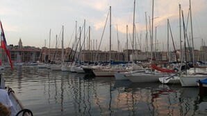 Un port de plaisance où sont amarrés de nombreux voiliers.