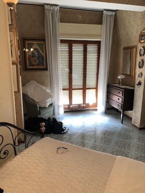 4 Schlafzimmer, Zimmersafe, Schreibtisch, Bügeleisen/Bügelbrett