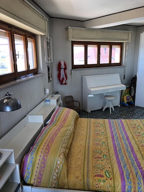 4 Schlafzimmer, Zimmersafe, Schreibtisch, Bügeleisen/Bügelbrett