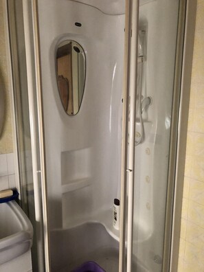 Ducha y bañera combinadas, secador de pelo, bidé y papel higiénico