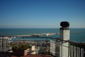 Property grounds - Penthouse Anna, in the center of a small town with a splendid sea view (Ortona)