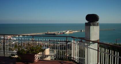 Penthouse Anna, in the center of a small town with a splendid sea view