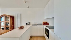 Kaffetrakter/tekoker, kjøleskap, mikrobølgeovn og ovn