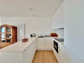 Een koelkast, een microgolfoven, een oven, een kookplaat