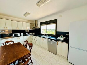 Frigorífic, microones, forn i placa de cuina 